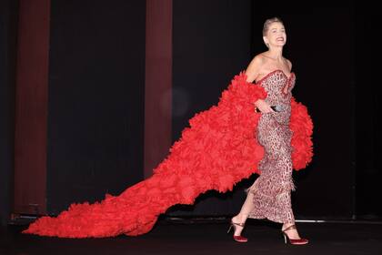 Sharon Stone hizo una entrada inolvidable con una creación
de la colección otoño invierno 2024-2025 de Alta
Costura del ítalo-libanés Tony Ward. El strapless, de
organza de seda y tul bordado con motivo salvaje,
estaba bañado en cristales y acompañado por una
impactante capa confeccionada con 3000 flores
también de organza de seda. Completó su look con
unos altísimos zapatos destalonados de doble textura
en terciopelo y cuero. La cabellera wet peinada para
atrás, un sello propio indiscutido.