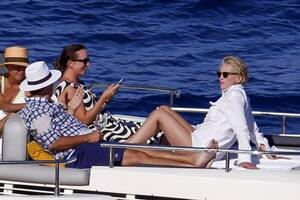 Sharon Stone pasea en yate, Gwyneth Paltrow recorre Los Hamptons y Rusell Crowe visita Roma