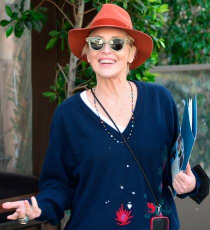 Sharon Stone sonríe después de almorzar con un amigo en Beverly Hills
