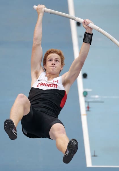 Shawn Barber, en pleno salto, durante el Mundial de Moscú, en 2013