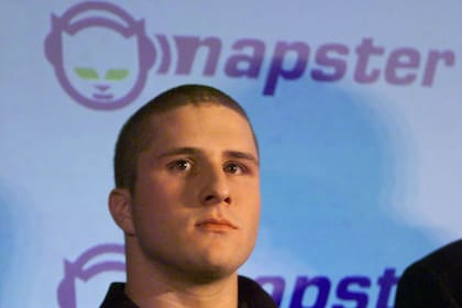 Sobre las bases del formato MP3, Shawn Fanning creó Napster en 1999, el primer servicio popular de intercambio de archivos 