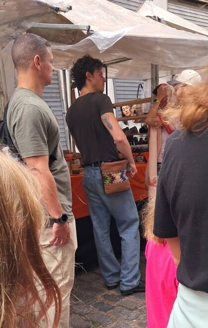 Shawn Mendes llegó a la Argentina una semana antes de su show en el Lollapalooza y visitó el barrio de San Telmo