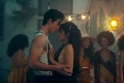 Camila Cabello y Shawn Mendes en su sensual videoclip "Señorita", donde surgió el amor