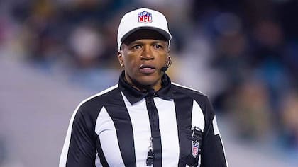 Shawn Smith, uno de los referís seleccionados para dirigir este domingo el Super Bowl