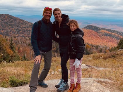Amanda Twinam (centro), con su marido Matthew y su hija Paige