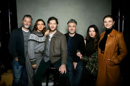 Shea Whigham, Ottessa Moshfegh, Luke Goebel, William Oldroyd, Anne Hathaway y Thomasin McKenzie, durante la sesión de fotos para la promoción de la película Eileen en el Festival de Sundance