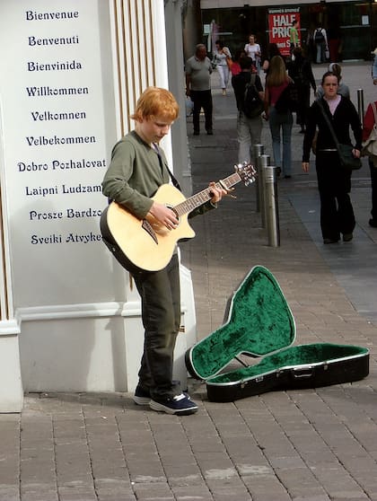 Sheeran tocando en la calle en Galway, Irlanda, en 2005, a los 14 años