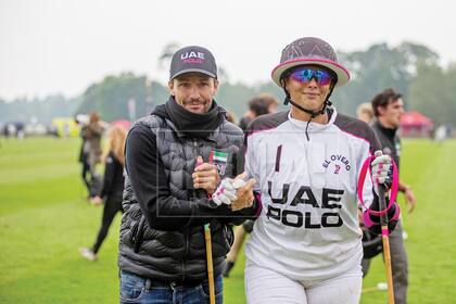 Sheika, como la llaman sus colegas, junto a su amigo y mano derecha en su organización, el varias veces campeón del Abierto de Polo Argentino Lucas Monteverde.