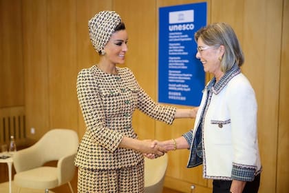Sheikha Mozah con la princesa Carolina de Mónaco. En ese encuentro, las dos vistieron Chanel