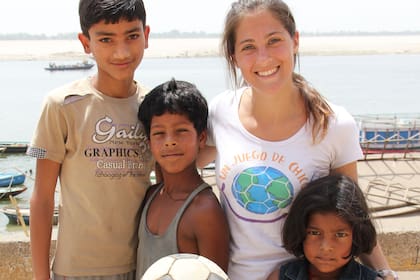 Sheila Goldin con un grupo de niños en uno de sus viajes