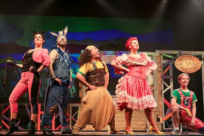 Sheila Saslavsky, Diego Hodara, Julián Rubino, Julieta Rapetta y Guido Kañevsky, en Saltimbanquis, un musical basado en Los músicos de Bremen