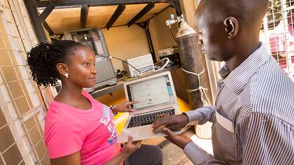 Sheillah Bagayana y un colaborador con el LPOS, que permite acumular oxígeno excedente y usarlo cuando hay cortes eléctricos