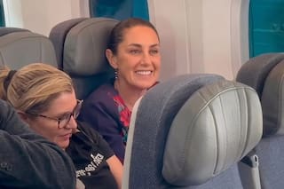 Un video viral de Sheinbaum viajando en clase turista pone en escena su estilo de gobierno