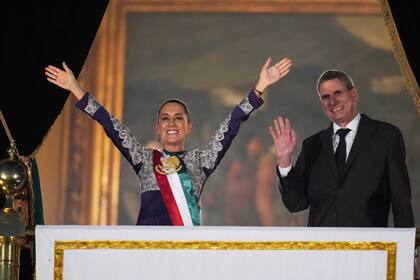 Sheinbaum saluda a la multitud