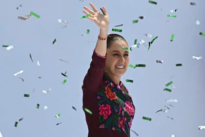 Sheinbaum saluda al arribar para dar su discurso