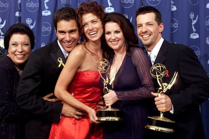 Shelley Morrison junto a sus compañeros de elenco durante una entrega de los premios Emmy