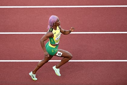 Shelly-Ann Fraser-Pryce vuela sobre las pistas en Eugene