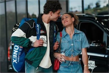 Shelton y Trinity, la pareja furor en el tenis y el fútbol estadounidense