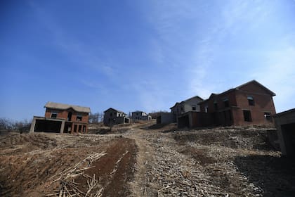 Una vista de las construcciones sin terminar en un proyecto inmobiliario abandonado durante más de dos décadas en Shenyang, en la provincia de Liaoning, noreste de China