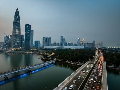Shenzhen se consolidó como el epicentro de la innovación eléctrica, donde empresas como BYD impulsan el desarrollo de baterías y software para el auto inteligente.