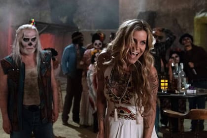Sheri Moon Zombie en una escena de la película Los tres del infierno