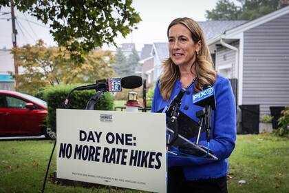 Sherrill se retiró de la Armada en 2003 y en 2012 inició su carrera política en la Fiscalía general de EE.UU. en Nueva Jersey