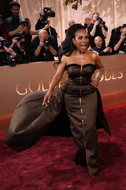 Sheryl Lee Ralph recorrió orgullosa la alfombra roja con un diseño de Harbison Studio que combinó con zapatos Manolo Blahnik y joyas de Shay