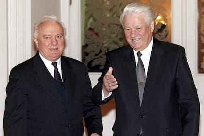 Shevardnadze, entonces presidente de Georgia, junto a su par ruso, Boris Yeltsin, en 1996
