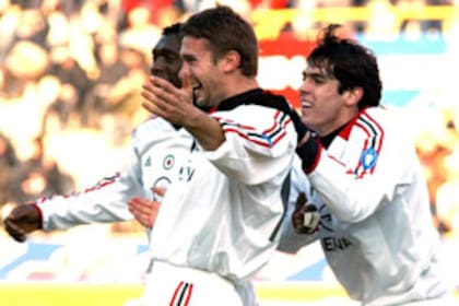 Shevchenko festeja su gol junto a Kaka en el Milan