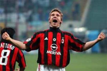 Andriy Shevchenko con la camiseta de Milan; ahora espera que los italianos alienten a su equipo en el partido de cuartos de final contra Inglaterra, en Roma.