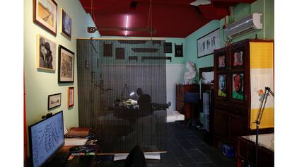 Shi Hailei, de 32 años, trabaja en su estudio de tatuajes Samurai en Shanghai