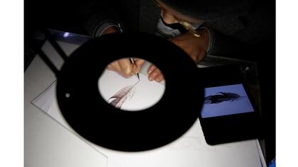 Shi Hailei, diseña un tatuaje para Li Ling en Samurai Tattoo en Shanghai