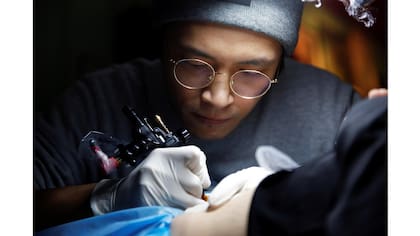 Shi Hailei en plena tarea en su estudio de Shangai