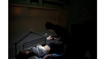 Shi Hailei toma fotos del tatuaje de Wang Ruoyu