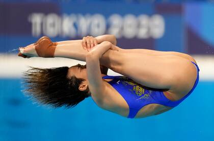 Shi Tingmao de China compite en la semifinal de trampolín de salto de 3 metros femenino en el Centro Acuático de Tokio.