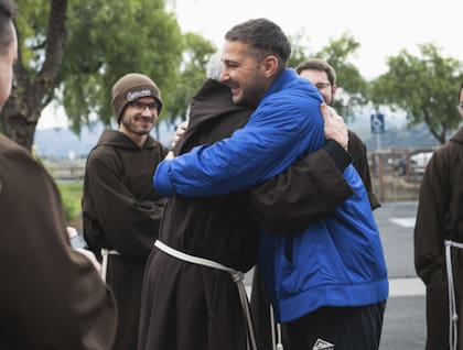 Shia LaBeouf celebró el sacramento de la confirmación rodeado de monjes capuchinos, tal como se puede ver en la imagen difundida por la asociación católica Word on Fire Catholic Ministries