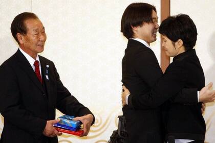 Shigeo Iizuka (izquierda) y Koichiro Iizuka en su reunión de 2009 con la exespía norcoreana Kim Hyun-hui