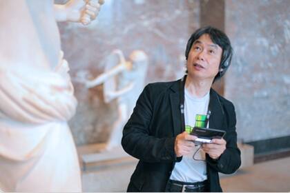 Shigeru Miyamoto, ejecutivo de Nintendo, en el Louvre con una 3DS