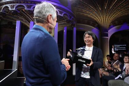 Shigeru Miyamoto al recibir un premio en la E3 en junio de 2018; está considerado el mejor creador de videojuegos de la historia