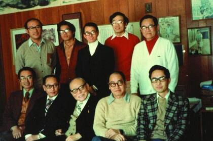 Shih Chin-tay (atrás, segundo por la izquierda) con otros ingenieros en 1977, al poco de regresar a Taiwán