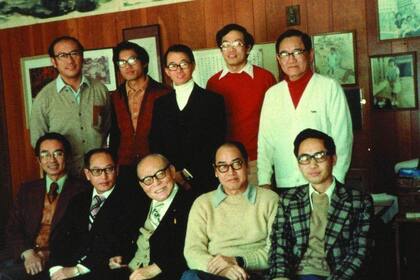Shih Chin-tay (atrás, segundo por la izquierda) con otros ingenieros en 1977, al poco de regresar a Taiwán.