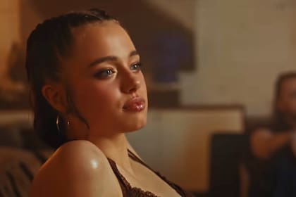 Shiloh Jolie, hija de 19 años de Angelina y Brad Pitt, en el video de la artista K-pop Dayoung