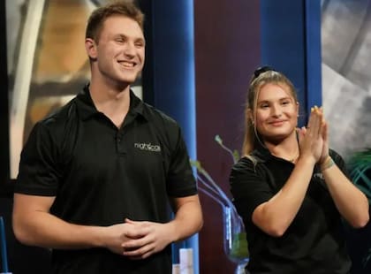 Shirah Benarde y su hermano Michael presentando su proyecto en televisión.