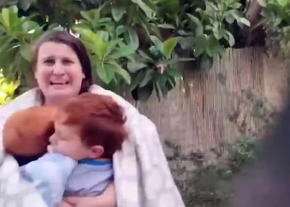 Shiri Bibas junto a sus hijos el día del secuestro