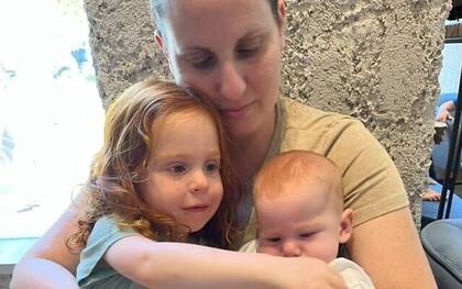 Shiri Bibas junto a sus hijos, Kfir y Ariel. Sus cuerpos serán entregados hoy por Hamas a Israel