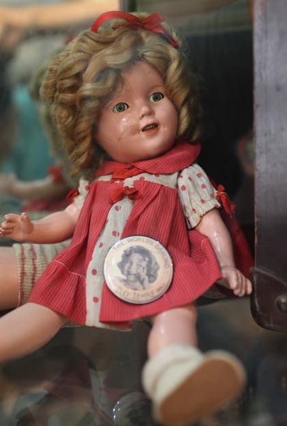Una muñeca de la marca "Shirley Temple"
