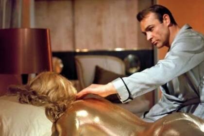 Shirley Eaton y Sean Connery en Dedos de oro (Goldfinger)