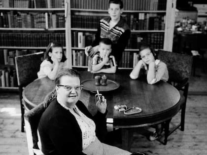 Shirley Jackson junto a sus cuatro hijos en 1956.
