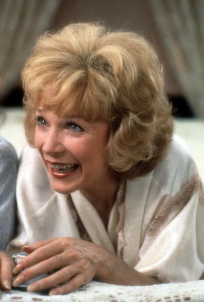 Shirley MacLaine como Aurora Greenway en La fuerza del cariño