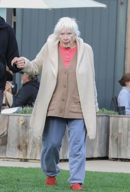 Shirley MacLaine en una postal de 2023